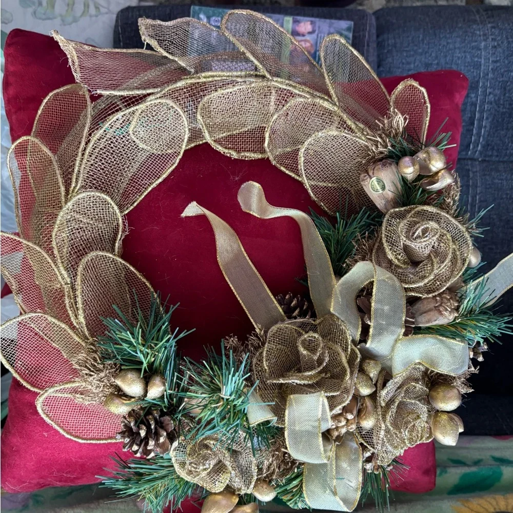 Elegant Gold Holiday wreath